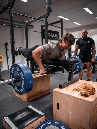 Když nemáš dost dobře vybavený fitko na stroje, je třeba si poradit 🤓😎 #chlupak #swaglift #swagliftshop #family...