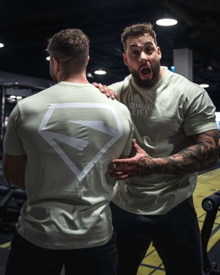 🔥 Když benchuješ víc než váží tvoje sebevědomí – potřebuješ triko, co to unese! ➡️ Nový Swaglift merch – testováno na...