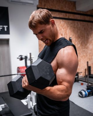 Makáš na 100 %!💪🔥 ➡️ a mezitím tvůj #gymbro v pozadí 😆😆 . #Swaglift #bicepscurl #gymlife