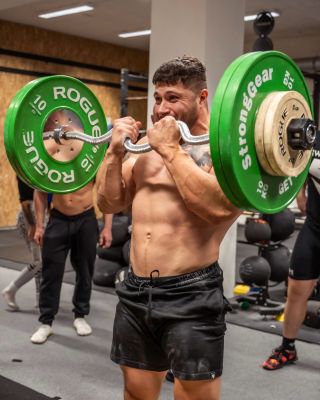 Kolik je tvoje maxko na #biceps #curl ?💪Pochlub se do komentáře, kolik tam dáváš ty? 👍🔥 . #swaglift #fitness #gym #motivace